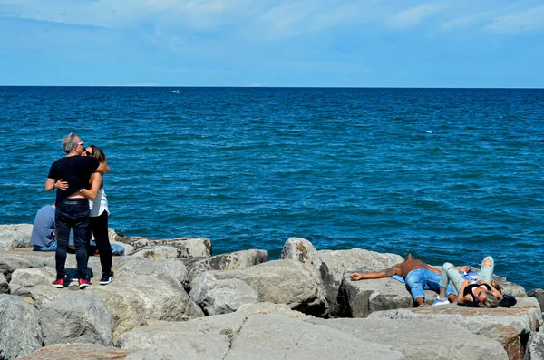 Rimini在Covid 19中 2020年6月15日 意大利里米尼 意大利里米尼市已经发生了大规模的人口流动 没有登记新的Covid 19病例 人们看到人们星期一经过海滩的海岸 — 图库照片