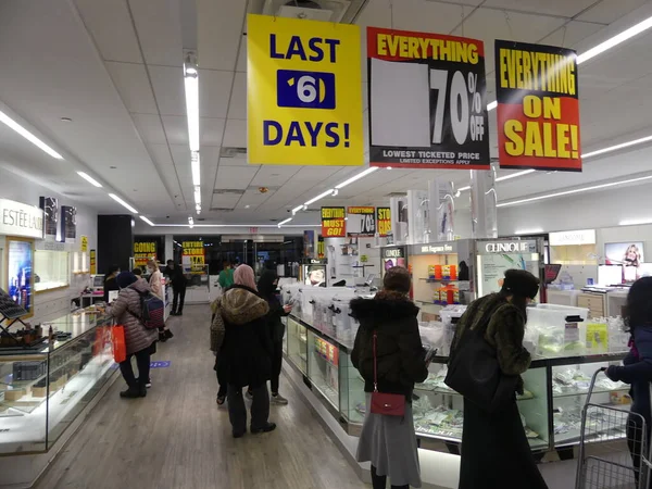 2020年11月30日 ニューヨーク州ブルックリン 独立系のフリンジ ショッピング客が Nyの大手ディスカウント チェーンの旗艦店に展示されている バリュー ショッピング ディール のスリム — ストック写真