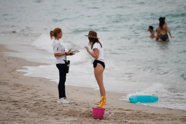 Miami Сша 2020 Люди Проводящие Время Пляже Майами Сша — стоковое фото