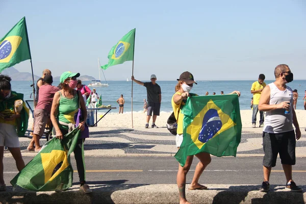 Int ブラジル大統領の賛成で抗議する 2020年6月21日ブラジル リオデジャネイロ ブラジル大統領の賛成で抗議者であるJair Bolsonaroが リオデジャネイロ南部のコパカバーナビーチのポスト5に集まり 政府の賛成でデモを行う — ストック写真