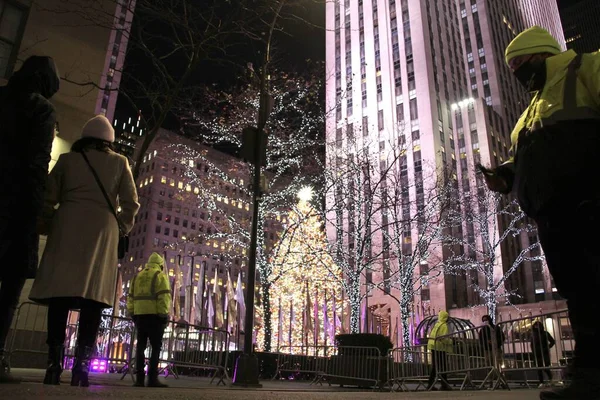 Novo Pessoas Alinham Para Ver Iluminação Árvore Natal Rockfeller Dezembro — Fotografia de Stock