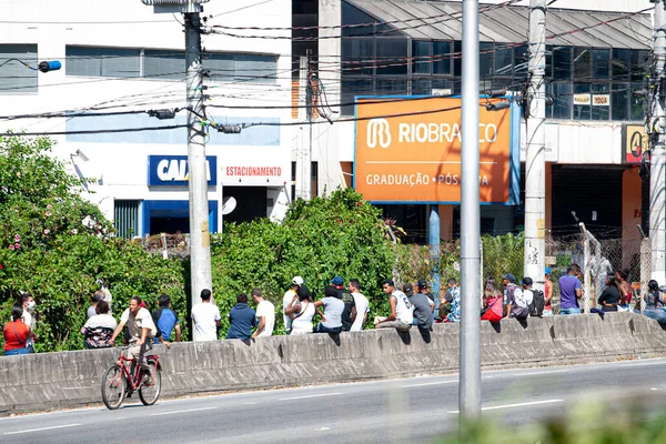 (INT) Covid-19: Copril 29,2020, Cotia, Sao Paulo, Brezilya: Cotia, Sao Paulo, Sao Paulo 'nun bu çarşamba günü geri çekilme olasılığı nedeniyle, insanlar Granja Vianna' daki Caixa Economica Federal (CEF) banka şubesinde kuyruğa girdiler.