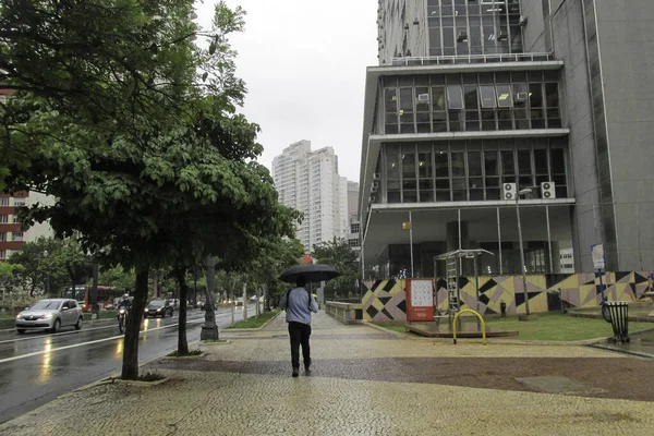 圣保罗又冷又雨 2020年10月16日 巴西圣保罗 圣保罗市政厅及其周边地区的天气状况寒冷多雨 人们不得不穿上夹克 雨衣和雨伞 — 图库照片