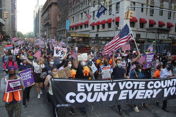 Nouveau Des Gens Marchent Sur Avenue Pour Célébrer Victoire Joe — Photo