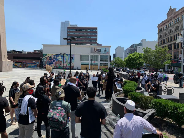 和平的黑人生活在哈莱姆举行抗议活动 2020年6月9日 美国纽约哈莱姆 黑人生活组织成员聚集在哈莱姆的亚当 克莱顿 鲍威尔 Adam Clayton Powell 州立办公大楼前 — 图库照片