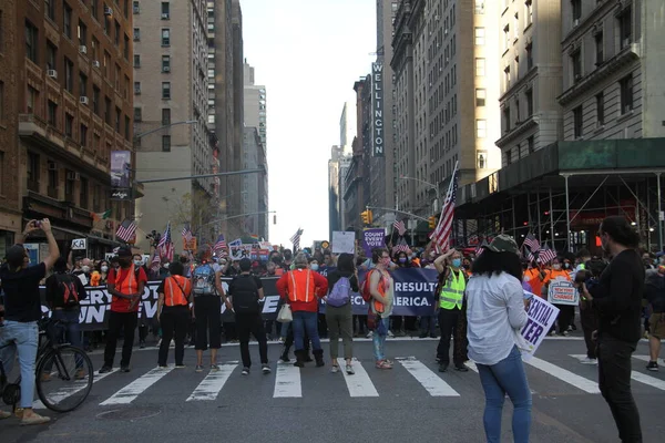 November 2020 New York Mensen Marcheren Langs 7Th Avenue New — Stockfoto