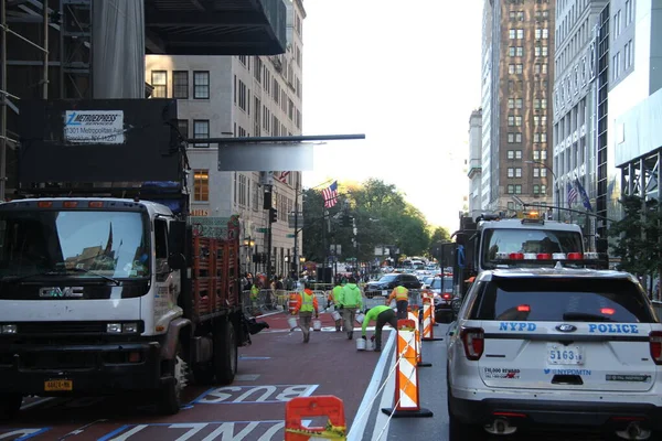 Outubro 2020 Nova York Eua Trabalhadores São Vistos Surfando Estrada — Fotografia de Stock