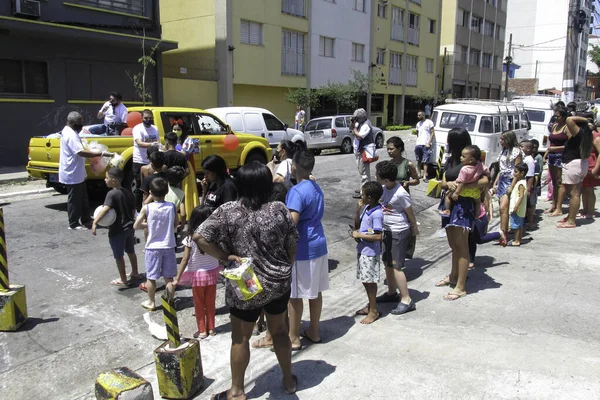 サンパウロのCovid 19の中で子供の日の休日 2020年10月12日ブラジル サンパウロ コロナウイルスのパンデミック Covid により サンパウロのビジタ ビキガにあるペローラ ビビントン広場で開催される第13回こどもの日パーティー — ストック写真