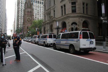 (New York 'ta 11 Eylül Anma Günü kutlaması. 11 Eylül 2020, New York, ABD: 9 / 11 Anma Günü New York 'ta gerçekleşti. Aileler ve arkadaşlar, Dünya Ticaret Merkezi' ne düzenlenen terörist saldırı sırasında ölenlere saygılarını sunuyor. 