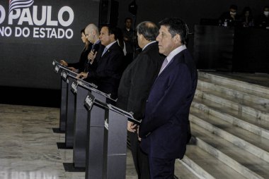 Covid-19.April 'in 13,2020 tarihli basın toplantısı, Sao Paulo, Brezilya: Sao Paulo Belediye Başkanı Bruno Covas, Sao Paulo Valisi Joao Doria' nın bu Pazartesi günü Coronavirus ile mücadele tedbirlerini açıkladığı basın toplantısında, (COVID-19)) 