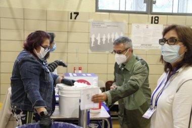 24 Ekim 2020, New York, ABD: New York 'ta erken seçimler bugün başladı ve 1 Kasım' a kadar devam edecek. New York, Manhattan 'daki Robert Wagner Ortaokulu' nda uzun bir kuyruk var. 