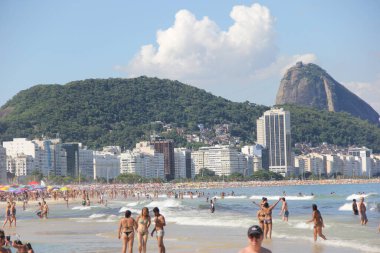 Rio de Janeiro sahillerindeki insanlar