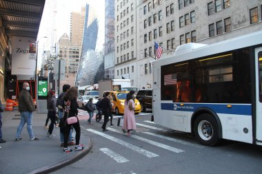 NOVA YORK (EUA), 10 / 17 / 2020 - A PAVIMENTACAO DA AVENIDA COM CASCALHO CAUSA TRAFEGO INTENSO EM MANHATTAN - Trabalhadores sao vistos pavimentando a avenida com cascalho na quinta avenida com a rua 57 frante a Trump Tower Nova York e causando