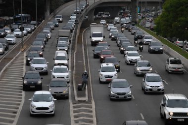 SAO PAULO (SP), 25 / 09 / 2019 / TRANSITO - Movimetacao do transito na avenida Ibirapuera nesta amanha setindo centro. (Fotoğraf: Adeleke Anthony Fote / TheNews2 / Depozito Fotoğrafları) 