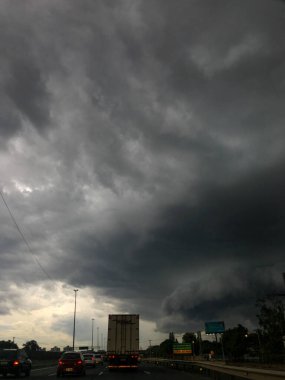 Sao Paulo 'da şiddetli yağış var. 8 Aralık 2020, Sao Paulo, Brezilya: Sao Paulo şehir merkezindeki sağanak yağış sel ve insanların akışını etkiliyor