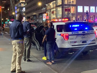 (Protestocular Microsoft mağazasını 5. Bulvar 'da yağmaladı... 1.2020 Haziran, New York, ABD: Trump Tower' da protestocular Microsoft mağazasını yağmaladı.