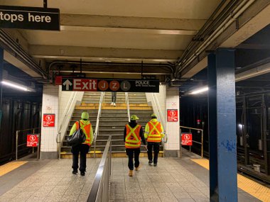 (Covid-19: metroda hareket var. Mayıs 02.2020, Brooklyn, New York, ABD: Coronavirüs salgınının ortasında Brooklyn 'de metroda insan dolaşımı