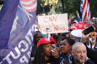 New York, ABD: New York City 'nin bu hafta yeniden açılmasına rağmen, Coronavirus salgını nedeniyle Times Meydanı bölgesinde bazı mağazalar hala kapalı