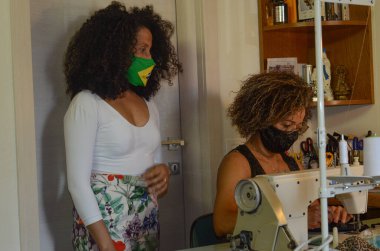 (Covid-19: yüz maskesi bağışı. 02 Mayıs 2020, Milano, İtalya: Brezilyalılar Coronavirus salgını sırasında Milano 'daki San Basilio Kilisesi' nde çocuklar ve yetişkinler için maske yapıyorlar.