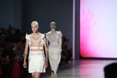 SAO PAULO, SP, 10 / 17 / 2019 - SPFW N48 - Perşembe gecesi Sao Paulo 'daki Ibirapuera Park' taki Pavilhao das Culturas Brasileiras 'taki SPFW N48 marka geçit töreni 