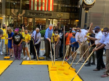 New York, ABD: New York City 'nin bu hafta yeniden açılmasına rağmen, Coronavirus salgını nedeniyle Times Meydanı bölgesinde bazı mağazalar hala kapalı.