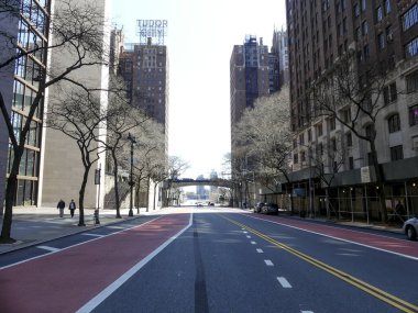 (NEW) Covid-19 / New York 'ta hareket. 28 Mart 2020, New York, ABD: Times Meydanı' nda insan hareketleri, New York sokaklarının havadan görünüşü ve yeni bir şey ile yolcuların bundan sonra otobüs şoförüne yaklaşması yasaktır.