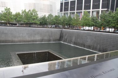 (New York 'ta 11 Eylül Anma Günü kutlaması. 11 Eylül 2020, New York, ABD: 9 / 11 Anma Günü New York 'ta gerçekleşti. Aileler ve arkadaşlar, Dünya Ticaret Merkezi' ne düzenlenen terörist saldırı sırasında ölenlere saygılarını sunuyor. 