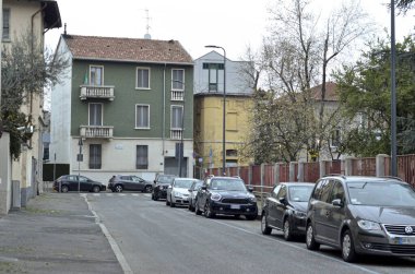 (INT) COVID-19 / Milano 'da 26 Mart 2020, Milano, İtalya: Bu akşam erken saatlerde Precotto' da insan dolaşımı başladı ve neredeyse hiç kimse sokaklarda görülmedi.