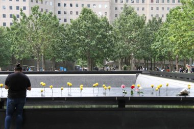 (New York 'ta 11 Eylül Anma Günü kutlaması. 11 Eylül 2020, New York, ABD: 9 / 11 Anma Günü New York 'ta gerçekleşti. Aileler ve arkadaşlar, Dünya Ticaret Merkezi' ne düzenlenen terörist saldırı sırasında ölenlere saygılarını sunuyor. 