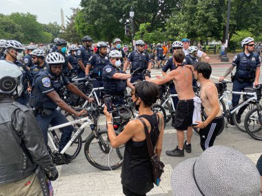 WASHINGTON, EUA, 06.06.2020 - PLAZA HAYAT MATTERS / CASA BRANCA - O prefeito de Washington DC Muriel Bowser renomeia parte da rua 16 em frante a Casa Branca para Black Lives Matter Plaza. Ha um protesto pacifico em frante a Casa Branca pela mor