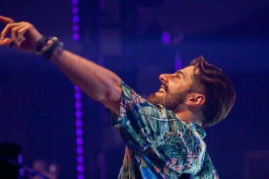 Sao Paulo 'daki Allianz Parque' da açık hava müzikali. 1 Ağustos 2020, Sao Paulo, Brezilya: Brezilyalı şarkıcılar yeni arabalı sinema formatında müzik şovlarını sunar