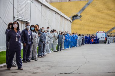  Brezilya, Sao Paulo - 29 Haziran 2020: Pacaembu kampanya hastanesi kapatıldı. Sao Paulo Belediye Başkanı Bruno Covas ve Sağlık Bakanı Edson Aparecido Pacaembu Kampanya Hastanesi 'nin kapatılmasına başladılar. Son hastalar nakledildi.