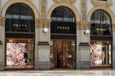 (INT) Covid-19: insanlar hareket. 28 Mayıs 2020, Milano, İtalya: Galleria Vittorio Emanuelle 'de Prada, Versace, Louis Vuitton gibi önemli markaların bulunduğu insanların taşınması 