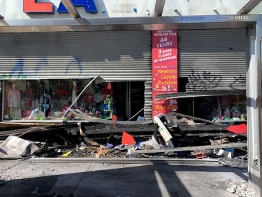 (Yanan bir dükkanın akıbeti. 21 Mayıs 2020, Harlem, New York, ABD: 17 Mayıs Pazar günü 125. Cadde ve Adam Clayton Powell Jr. Bulvarı 'nın köşesinde çıkan Lazarus mağazasının akıbeti. Yangın başladı.