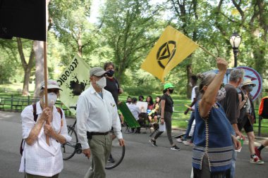 New York, ABD: New York City 'nin bu hafta yeniden açılmasına rağmen, Coronavirus salgını nedeniyle Times Meydanı bölgesinde bazı mağazalar hala kapalı