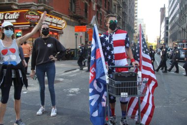 (İnsanlar Joe Biden 'ın 46. başkan olarak zaferini kutlamak için 7. caddeye yürüyorlar. 7 Kasım 2020, New York, ABD: Joe Biden 'ın ABD' nin 46. Başkanı olarak zaferini kutlamak için 7. (F