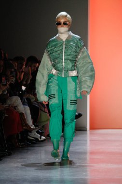 NOVA YORK (EUA), 12 / 02 / 2020 - NYFW - DESFILE DA MARCA SEVEN CRASH-O ultimo desfile do dia da marca chinesa Seven Crash encerrando o NYFW, nesta quarta-feira (12), na spring studios em Nova York onde algun modelos usam mascaras para mostra os problema