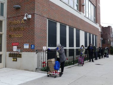  New Yorklular şiddetli soğuk havayla karşı karşıya kaldılar. 2 Mart 2021, New York, ABD: Yoğun kar yağışından birkaç gün sonra, New Yorklular yaklaşık 31 fahrenheit şiddetli bir soğuk havayla karşı karşıya kaldılar 