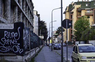 (Covid-19 'un ortasında Milano' da deprem oldu. 16 Nisan 2020, Milano, İtalya: Richter ölçeğine göre 4,2 şiddetindeki deprem, bu sabah İtalya 'nın kuzeyinde yer alan Emilia-Romagna kentindeki yeni koronavirüs salgınının odak noktası olan Piacenza eyaletini vurdu.