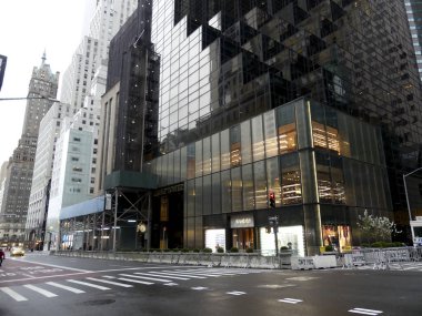 (Covid-19 / New York 'ta Hareket. 29 Mart 2020, New York, ABD: Coronavirus salgını yüzünden Apple mağazası ve Trump Kulesi kapatıldı ve New York 'ta sokaklar boşaldı