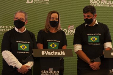  Sao Paulo Brezilya 'da Coronvac Aşısı Konferansı. 17 Ocak 2021, Sao Paulo, Brezilya: Sao Paulo Eyalet Valisi, Joao Doria Jr Brezilya 'da aşılanan ilk kişinin yanında, Monica Calazans, Lia Porto Eyalet Başsavcısı