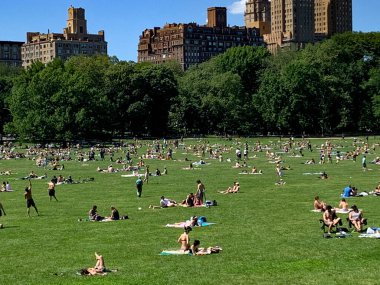 Nova York (EUA), 30 / 05 / 2020 - COVID-19 / CLIMA / CENTRAL PARK - Com 28 graus, muitas pessoas preenchem o espaco aberto do Central Park para aproveitar o bom clima, maioria sam mascaras, neste sabado (30). (Fotoğraf: Niyi Fote / TheNews2 / Depozito Fotoğrafları) 