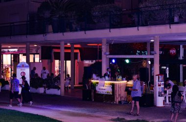 (Kişilikler ve birçok cazibeyle Pembe Gece. 7 Ağustos 2020, Rimini, İtalya: İtalyan Yaz Festivali Rimini kentini ve Emilia-Romagna 'daki diğer kıyı kasabalarını taşımaktadır. Birçok turist ve İtalyan bu hafta sonu aileleriyle eğleniyor.