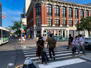 Harlem (ABD), 01 / 08 / 2020 - TRAVEL / VENDORS / STREETS / USA - Sokak satıcıları kaldırımlar boyunca görülürken, insanlar bu Cumartesi (1.)