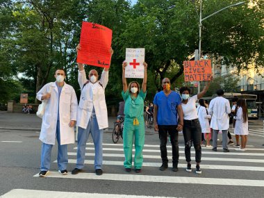 (Ön cephedeki sağlık çalışanları George Floyd 'u barışçıl bir şekilde protesto ediyor. 6 Haziran 2020, New York, ABD: Hemşireler, doktorlar ve farklı sağlık kurumlarından diğerleri gibi ön cephedeki sağlık çalışanları Trump Tower yakınlarındaki Grand Army Plaza, Central Park 'a yürüdüler 