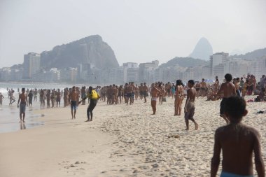 Copacabana sahilinde itfaiyeciler hava kurtarma ekibi. 7 Eylül 2020, Rio de Janeiro, Brezilya: Rio de Janeiro İtfaiye Teşkilatı, Pazartesi günü Ri 'deki Copacabana plajında boğulmakta olan bir kadın ve çocuğu kurtardı.