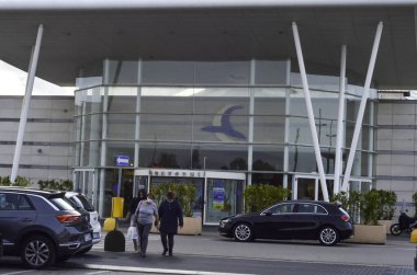 (Yeni yasanın peşindeki insanlar hareket ediyor. 26 Ekim 2020, Rimini, İtalya: Covid-19 'un ortasında İtalya' nın Rimini kentindeki tren istasyonunda insan hareketleri.