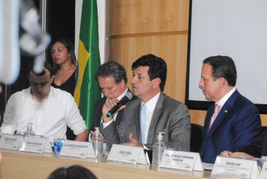 Brezilya 'nın Sao Paulo Valisi ile Coronavirus hakkında basın toplantısı. 13 Mart 2020, Sao Paulo, Brezilya: Sao Paulo Joao Doria valisi ve Sağlık Bakanı Luiz Henrique Mandetta, Sağlık Bakanı Jose Henriqu