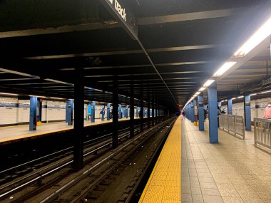 (Covid-19: metroda hareket var. Mayıs 02.2020, Brooklyn, New York, ABD: Coronavirüs salgınının ortasında Brooklyn 'de metroda insan dolaşımı