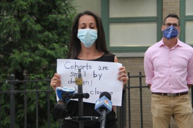 7 Ekim 2020, Forest Hill, New York, ABD: Bazı aileler New York eyalet valisinin okulları kapatma kararına tepki olarak 71-25 St. Forrest Hills, New York 'taki Devlet Okulu 196' da protesto eylemi düzenlediler. Phil Won, MSK 24 Topluluk Eğitimi Başkanı